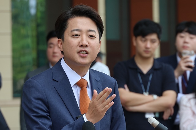 개혁신당 이준석 대선 후보가 전날 서울 여의도 국회에서 국민의힘 김문수 후보와의 단일화에 대한 거부 입장을 거듭 밝힌 뒤 취재진의 질문에 답하고 있다. 2025.5.28. / 연합뉴스