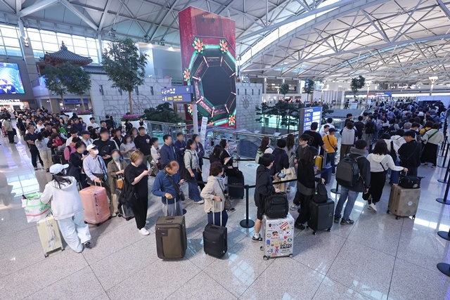 제21대 대통령선거 사전투표가 시작된 29일 오전 인천국제공항 제1여객터미널 출국장에 마련된 사전투표소에서 유권자들이 길게 줄을 서고 있다. 2025.5.29. / 연합뉴스