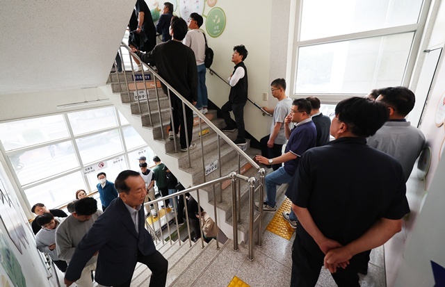 제21대 대통령선거 사전투표 첫날인 29일 인천 연수구 송도1동행정복지센터에 마련된 사전투표소에서 유권자들이 소중한 한 표를 행사하기 위해 길게 줄을 서 있다. 2025.5.29. / 연합뉴스