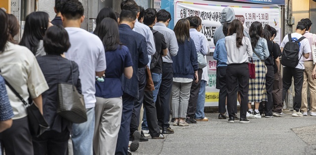 21대 대통령선거 사전투표 이틀째인 30일 오전 서울 중구 소공동 주민센터에 마련된 사전투표소가 회사 출근길에 투표하려는 시민들로 붐비고 있다. 2025.5.30. / 연합뉴스