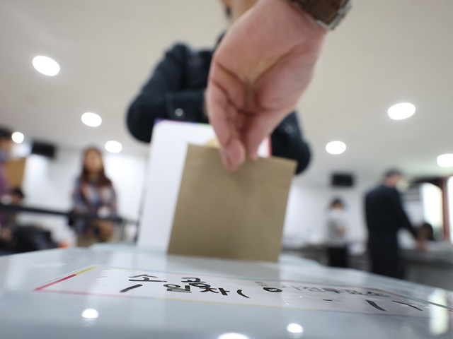 21대 대선 사전투표 첫째날, 투표하는 유권자 *기사와 관련이 없는 자료사진입니다. 2025.5.30. / 연합뉴스