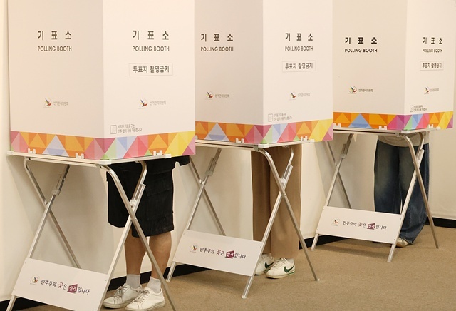투표하는 유권자들 *기사와 관련이 없는 자료사진입니다. 2025.5.30. / 연합뉴스
