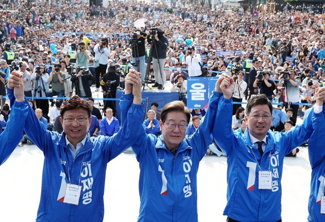 더불어민주당 이재명 대선 후보가 막바지 '험지 공략'에 나선 1일 울산광역시 일산해수욕장 앞에서 두 팔을 들어올리며 승리를 다짐하고 있다. 2025.6.02. / 연합뉴스