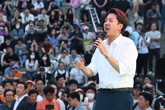 개혁신당 이준석 대선후보가 1일 저녁 서울역 앞 광장에서 유권자들에게 지지를 호소하고 있다. 2025.6.02. / 연합뉴스