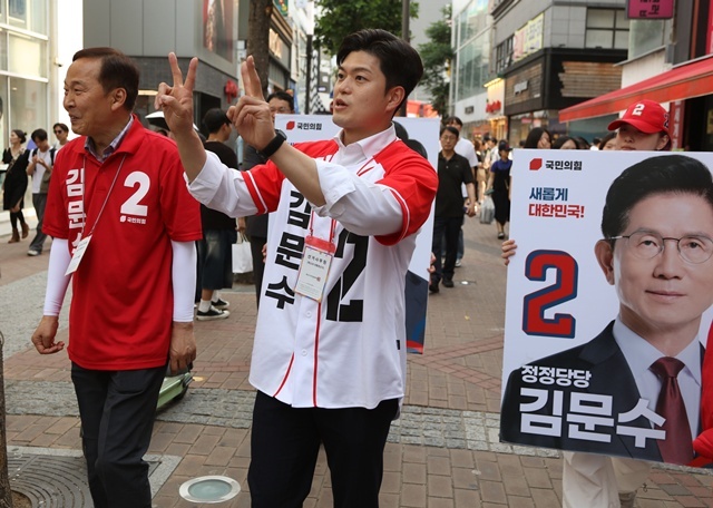 국민의힘 김용태 비상대책위원장이 지난 1일 오후 대구 동성로에서 김문수 대선 후보에 대한 지지를 시민들에게 호소하고 있다. 2025.6.02. / 연합뉴스