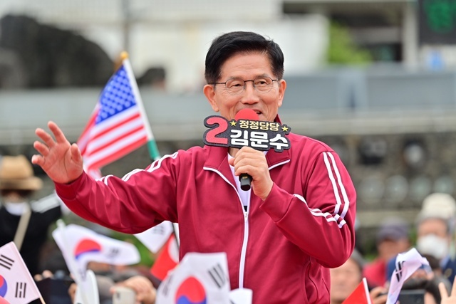국민의힘 김문수 대선 후보가 2일 오전 제주시 동문로터리에서 유세를 하고 있다. 2025.6.02. / 연합뉴스