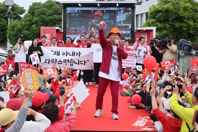 국민의힘 김문수 대선 후보가 2일 오전 제주시 동문로터리에서 유세를 하고 있다. 2025.6.02. / 연합뉴스