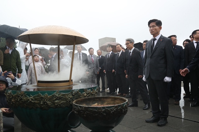 국민의힘 김문수 대선 후보가 2일 오전 제주시 봉개동 4·3평화공원을 찾아 제단에 분향·헌화하고 있다. 2025.6.02. / 연합뉴스