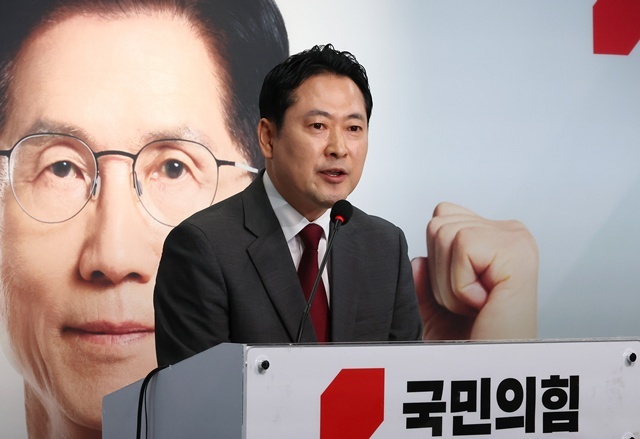 국민의힘 장동혁 선대위 상황실장이 2일 서울 여의도 중앙당사에서 긴급 현안 기자회견을 열고 "세계 3대 투자자로 꼽히는 짐 로저스 로저스홀딩스 회장이 더불어민주당 이재명 대선 후보에 대한 지지 선언을 한 적이 없다"는 보도와 관련해 "대국민 사기극"이라며 비판하고 있다. 2025.6.02. / 연합뉴스