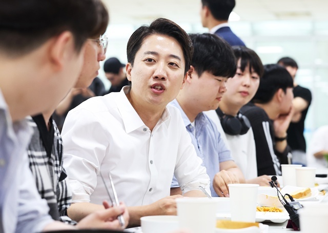개혁신당 이준석 대선 후보가 2일 경기도 시흥시 정왕동 한국공학대학교에서 열린 '학식먹자 이준석' 행사에서 학생들과 학식을 먹으며 대화하고 있다. 2025.6.02. / 연합뉴스