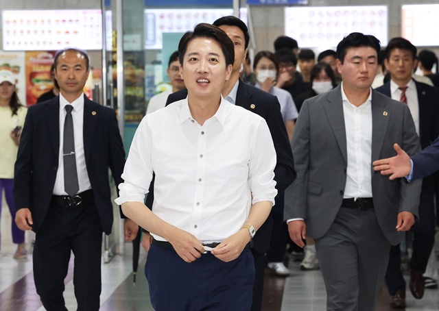개혁신당 이준석 대선 후보가 2일 경기도 시흥시 정왕동 한국공학대학교에서 열린 '학식먹자 이준석' 행사에서 식당으로 들어서고 있다. 2025.6.02. / 연합뉴스
