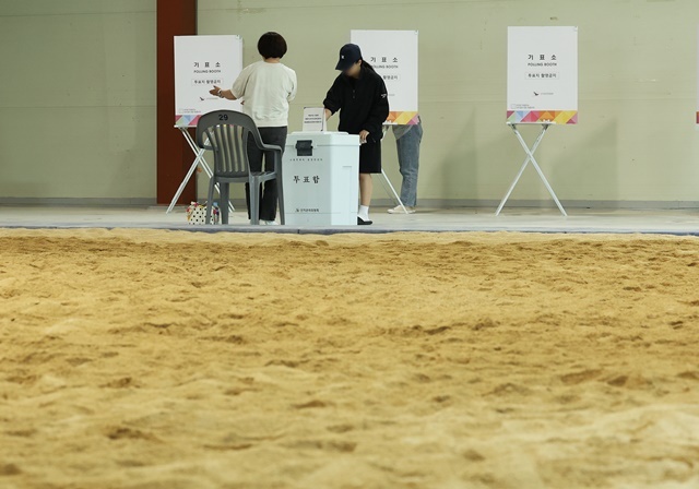 제21대 대통령선거 투표일인 3일 경기도 성남시 중원구 성남종합운동장 실내씨름장에 마련된 성남동 제2투표소에서 유권자들이 투표하고 있다. 2025.6.3. / 연합뉴스