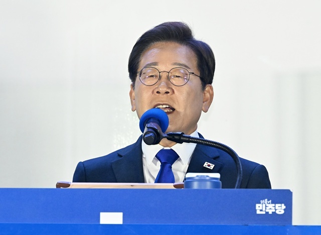 제21대 대통령 당선이 확실시되는 더불어민주당 이재명 대선 후보가 4일 서울 여의도 국회 인근에서 당 주최로 열린 국민개표방송 행사에 참석해 연설하고 있다. 2025.6.4. / 연합뉴스