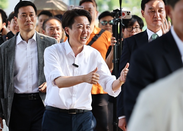 개혁신당 이준석 대선 후보가 1일 경기도 화성시 동탄호수공원에서 시민들에게 인사하고 있다. 2025.6.4. / 연합뉴스