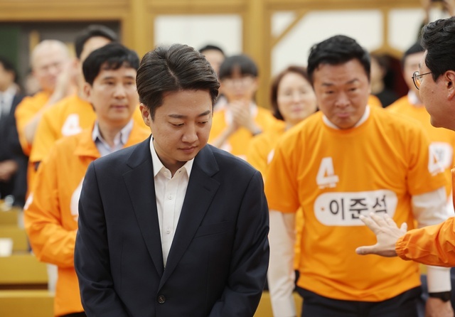 개혁신당 이준석 대선 후보가 3일 방송 3사 출구조사 발표를 확인한 뒤 서울 국회 여의도 의원회관에 마련된 당 개표상황실에 도착하고 있다. 2025.6.4. / 연합뉴스
