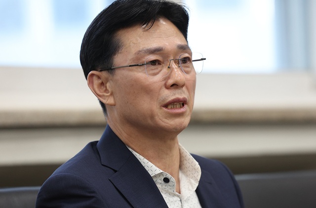 임성근 전 해병대 1사단장이 4일 대구지검 출석에 앞서 대구지법 기자실을 방문해 취재진의 질문에 답변하고 있다. 2025.6.4. / 연합뉴스