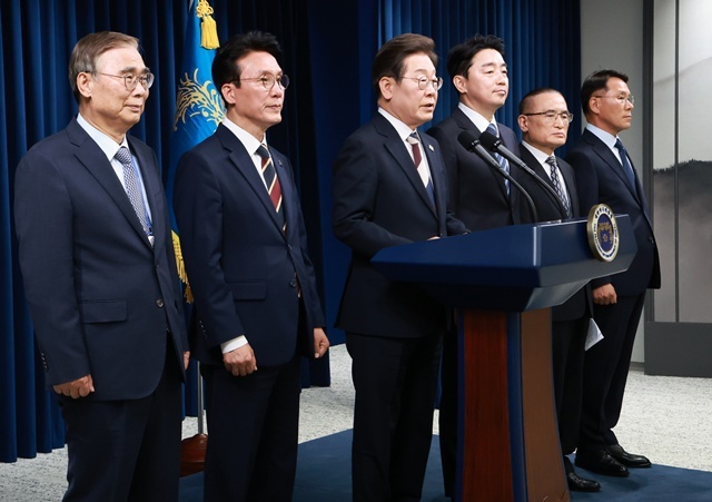 이재명 대통령이 4일 서울 용산 대통령실 청사에서 열린 인사브리핑에서 새 정부 첫 인사 발표를 하고 있다. 왼쪽부터 이종석 국정원장 후보자, 김민석 국무총리 후보자, 이 대통령, 강훈식 비서실장, 위성락 안보실장, 황인권 경호처장. 2025.6.4. / 연합뉴스