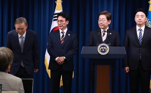이재명 대통령이 4일 서울 용산 대통령실 청사에서 새 정부 첫 인사 발표를 하고 있다. 왼쪽부터 이종석 국정원장 후보자, 김민석 국무총리 후보자, 이 대통령, 강훈식 비서실장. 2025.6.4. / 연합뉴스