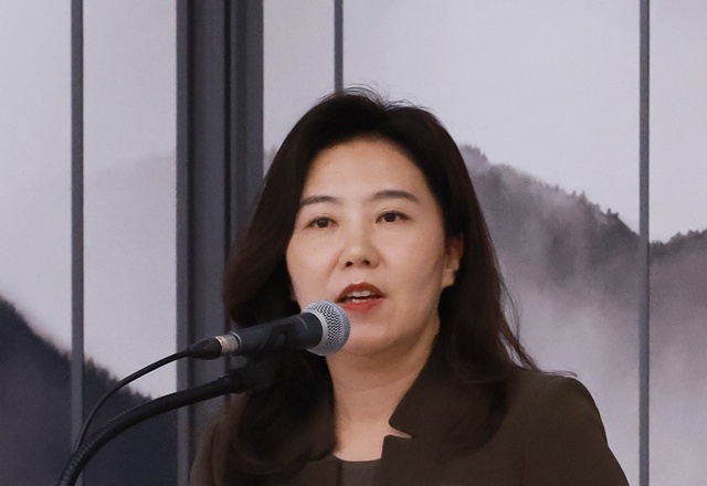 4일 서울 용산 대통령실 청사에서 열린 이재명 정부 첫 인사브리핑에서 강유정 대변인이 소개되고 있다. 2025.6.4. / 연합뉴스