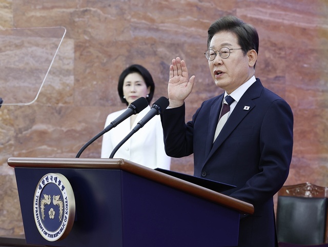 이재명 대통령이 4일 서울 여의도 국회에서 열린 제21대 대통령 취임선서식에서 취임 선서를 하고 있다. 2025.6.5. / 연합뉴스