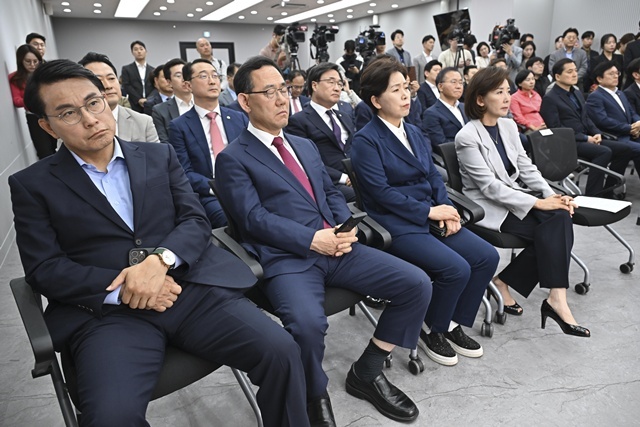 4일 서울 여의도 중앙당사에서 열린 제21대 대통령선거 국민의힘 중앙선거대책위원회 해단식에 국민의힘 의원들이 참석해 있다. 2025.6.5. / 연합뉴스
