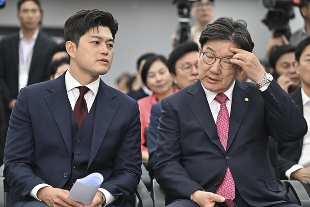 국민의힘 김용태 비상대책위원장과 권성동 원내대표가 4일 서울 여의도 중앙당사에서 열린 제21대 대통령선거 국민의힘 중앙선거대책위원회 해단식에 참석해 대화를 나누고 있다. 2025.6.5. / 연합뉴스