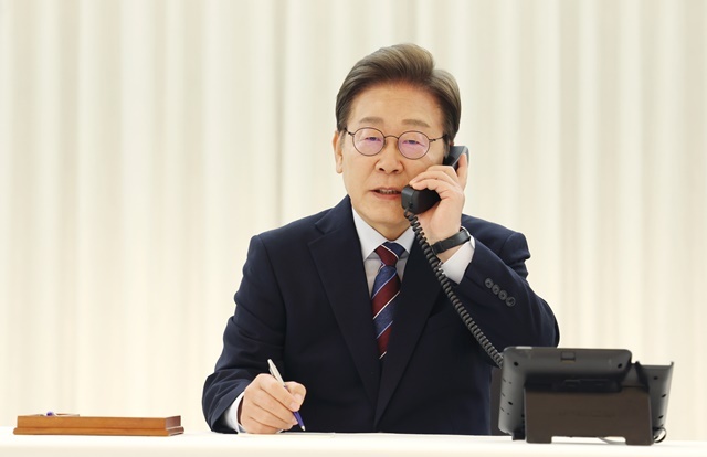 이재명 대통령이 6일 서울 한남동 관저에서 도널드 트럼프 미국 대통령과 전화 통화를 하기 위해 수화기를 들고 있다. 2025.6.7. / 연합뉴스