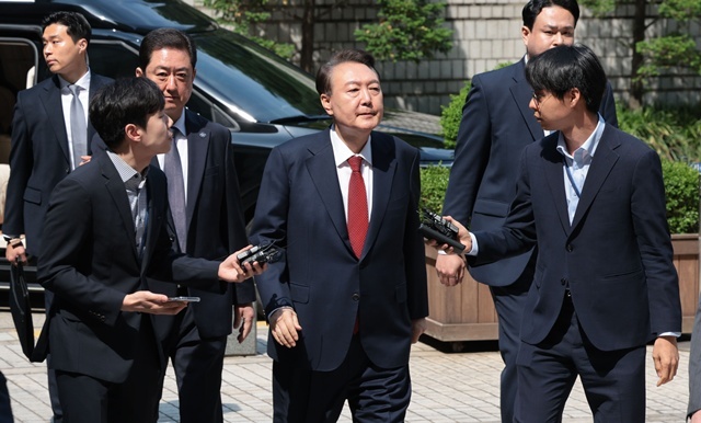 내란혐의 5차 공판 출석하는 윤석열 전 대통령 2025.6.9. / 연합뉴스