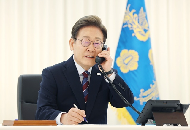 트럼프 대통령과 전화 통화 갖는 이재명 대통령 2025.6.9. / 연합뉴스