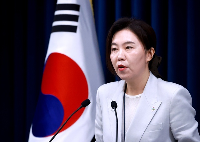 강유정 청와대 대변인이 9일 서울 용산 대통령실 청사에서 대통령경호처 인사 관련 현안 브리핑을 하고 있다. 2025.6.9. / 연합뉴스