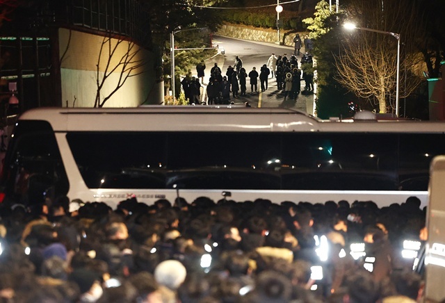 고위공직자범죄수사처(공수처)와 경찰이 윤석열 대통령에 대한 2차 체포영장 집행에 나선 지난 1월 15일 용산구 한남동 대통령 관저에서 경호 관계자들이 대기를 하고 있다. 2025.6.9. / 연합뉴스