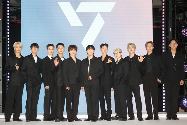 그룹 세븐틴이 4일 서울 용산구 리플레이스 한남에서 열린 세븐틴 에어비앤비 익스피리언스 기념 포토세션에서 포즈를 취하고 있다. 2025.6.9. / 연합뉴스