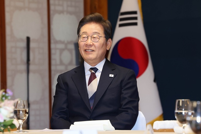 이재명 대통령이 4일 서울 여의도 국회 사랑재에서 열린 제21대 대통령 취임 기념 오찬에 참석해 있다. 2025.6.9. / 연합뉴스