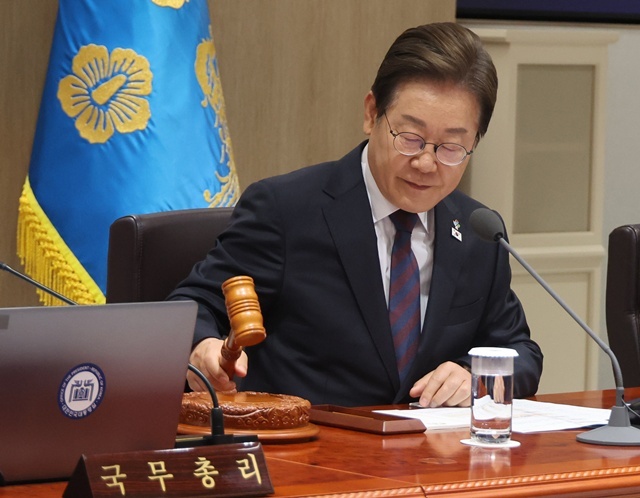이재명 대통령이 10일 서울 용산 대통령실에서 국무회의를 주재하며 의사봉을 두드리고 있다. 2025.6.10. / 연합뉴스