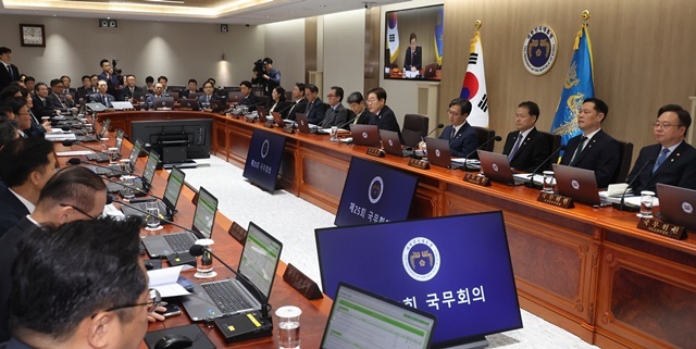 이재명 대통령이 10일 서울 용산 대통령실에서 국무회의를 하고 있다. 2025.6.10. / 연합뉴스