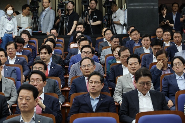 9일 서울 여의도 국회에서 열린 국민의힘 의원총회에서 의원들이 원내대표직 사퇴를 선언한 국민의힘 권성동 원내대표의 발언을 듣고 있다. 2025.6.11. / 연합뉴스