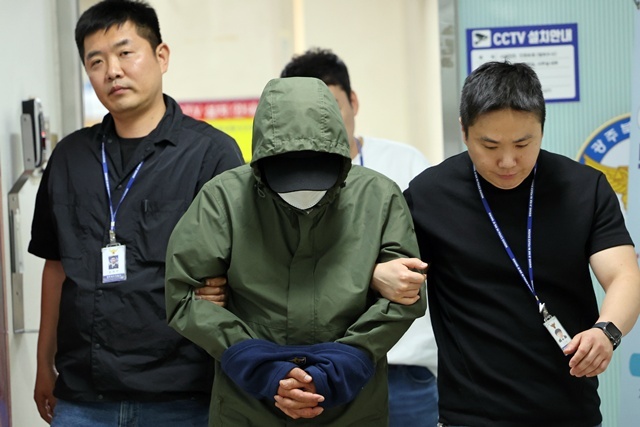 승용차를 몰고 바다로 돌진해 처자식을 살해한 혐의를 받는 지모(49) 씨가 4일 광주지방법원에서 열리는 구속 전 피의자 심문(영장실질심사)에 출석하기 위해 호송차로 이동하고 있다. 2025.6.11. / 연합뉴스