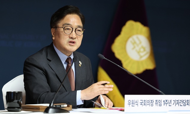 우원식 국회의장이 11일 국회 사랑재에서 열린 취임 1주년 기자간담회에서 취재진의 질문에 답변하고 있다. / 연합뉴스