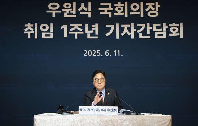 우원식 국회의장이 11일 국회 사랑재에서 열린 취임 1주년 기자간담회에서 취재진의 질문에 답변하고 있다. / 연합뉴스