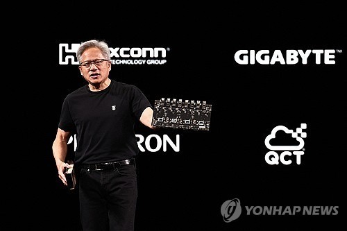 엔비디아 젠슨 황 CEO가 11일(현지시간) 프랑스 파리에서 열린 스타트업 박람회 '비바테크놀로지'에서 연설하고 있다. / 연합뉴스
