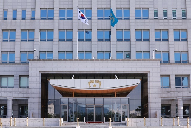 21대 이재명 대통령 임기가 시작된 4일 서울 용산 대통령실 청사에 봉황기가 게양돼 있다. / 연합뉴스