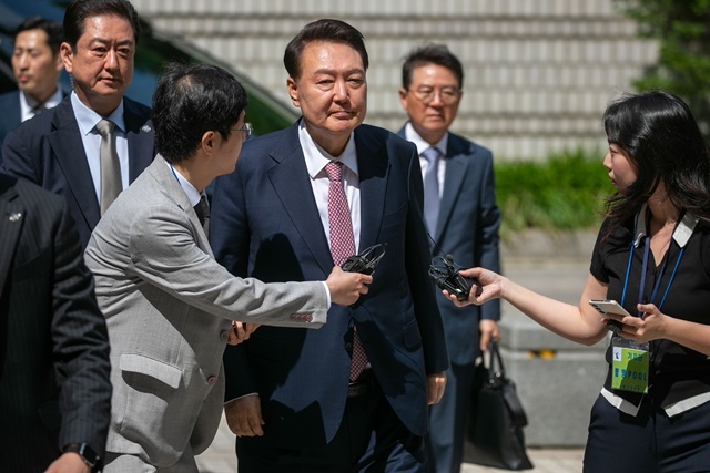윤석열 전 대통령이 지난 9일 서울 서초구 서울중앙지방법원에서 열린 내란 우두머리 혐의·직권남용 권리행사 방해 혐의 사건 6차 공판에 출석하고 있다. / 연합뉴스