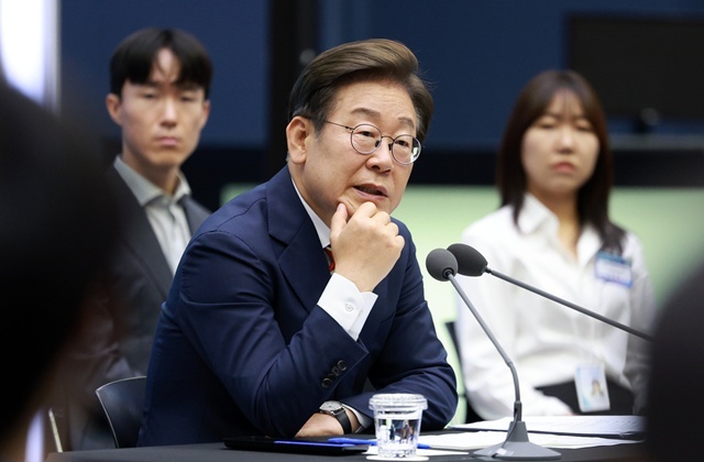 이재명 대통령이 11일 서울 영등포구 한국거래소에서 열린 주식시장 불공정거래 근절을 위한 현장 간담회에서 참석자 질문에 답하고 있다. / 연합뉴스