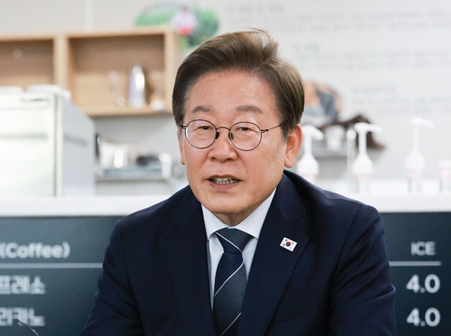 이재명 대통령이 13일 경기도 파주시 장단면 행정복지센터에서 접경지 주민 간담회를 하고 있다. / 연합뉴스