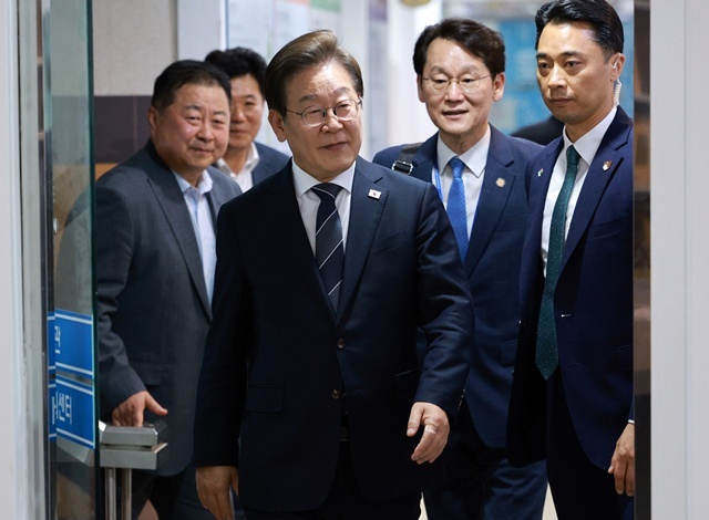 이재명 대통령이 13일 경기도 파주시 장단면 행정복지센터에서 열린 접경지 주민 간담회에 입장하고 있다. / 연합뉴스