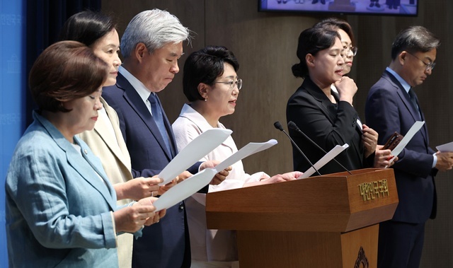 조국혁신당 김선민 당 대표 권한대행을 비롯한 의원들이 16일 서울 여의도 국회 소통관에서 심우정 검찰총장 사퇴 촉구 기자회견을 열고 있다. / 연합뉴스
