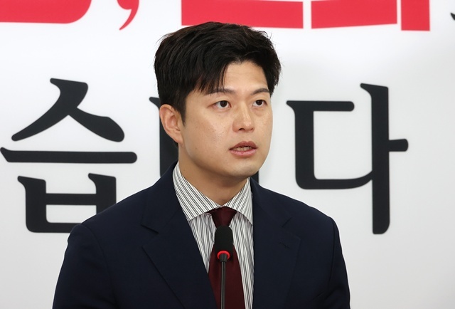 국민의힘 김용태 비상대책위원장이 13일 국회에서 이재명 대통령의 불법 대북송금 의혹 재판과 관련해 입장 발표를 하고 있다. / 연합뉴스