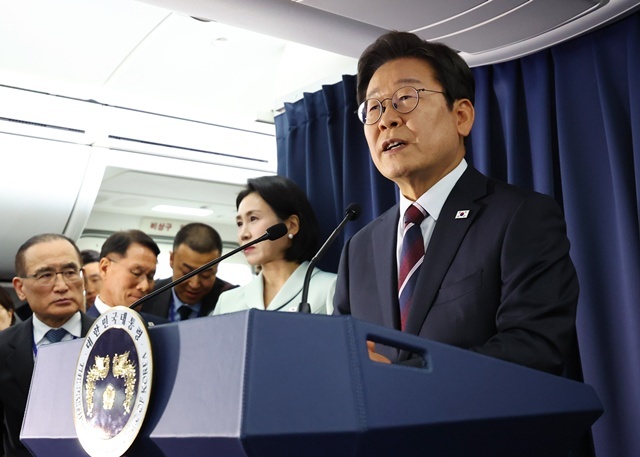 이재명 대통령이 16일(현지시간) 주요 7개국(G7) 정상회의 참석을 위해 캐나다 앨버타주 캘거리로 향하며 공군 1호기에서 기자간담회를 하고 있다. / 연합뉴스