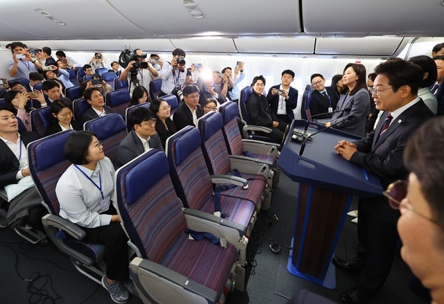이재명 대통령이 16일(현지시간) 주요 7개국(G7) 정상회의 참석을 위해 캐나다 앨버타주 캘거리로 향하며 공군 1호기에서 기자간담회를 하고 있다. / 연합뉴스