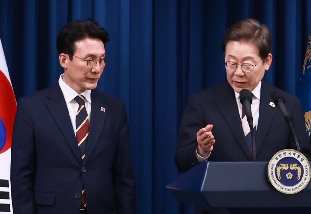 이재명 대통령이 4일 서울 용산 대통령실 청사에서 열린 새 정부 첫 인사 발표에서 김민석 국무총리 후보자를 소개하고 있다. / 연합뉴스